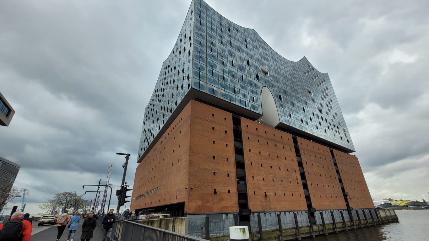 Grauer Himmel über der Elbphilharmonie: Es gibt Touristen, die kritisieren das Wetter – Hamburg kann dafür jedoch nichts.