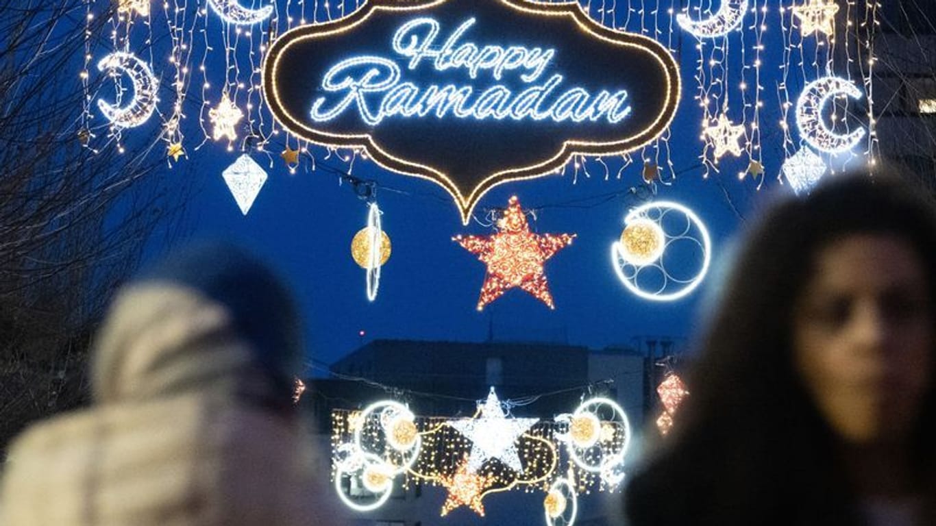 Der erleuchtete Schriftzug "Happy Ramadan" (Archivbild): Er ist bei Einbruch der Dunkelheit auf der Fressgass zu sehen.
