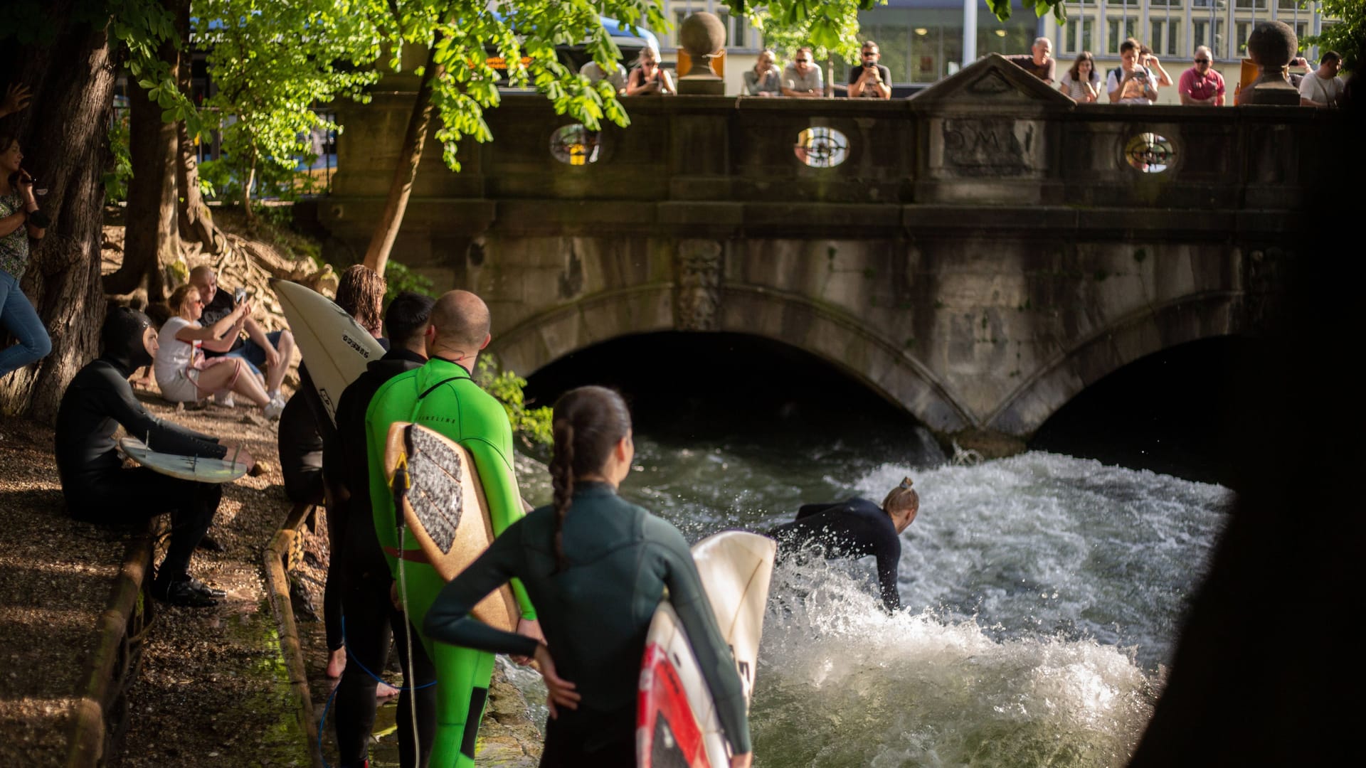 Surfer an der Eisbachwelle in München (Archivbild): Laut des Rankings der beste innerstädtische Fluss-Surfspot der Welt.