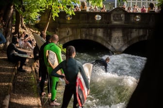Surfer an der Eisbachwelle in München (Archivbild): Laut des Rankings der beste innerstädtische Fluss-Surfspot der Welt.