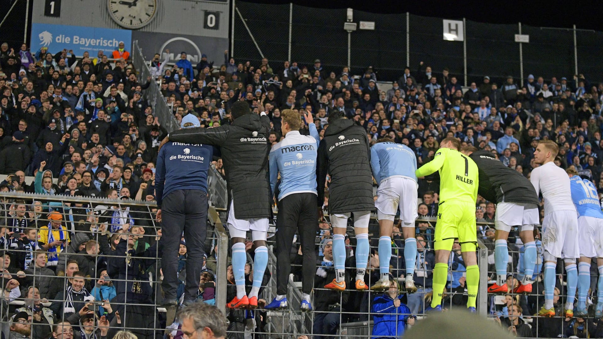 Auf dem Zaun: Trainer Daniel Bierofka (l.) feiert gemeinsam mit seinem Team und den Fans den ersten Derbysieg seit zwölf Jahren.