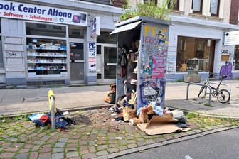 Die völlig vermüllte Tauschbox in der Großen Rainstraße lässt das Bezirksamt Altona im April abräumen.