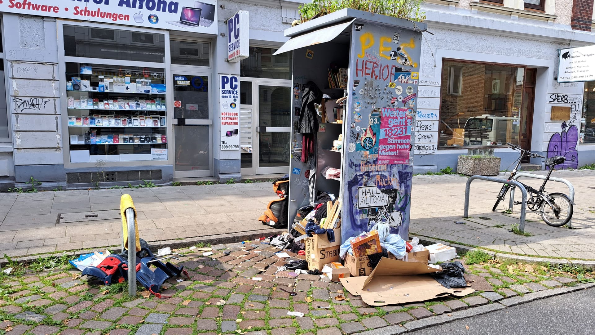 Die völlig vermüllte Tauschbox in der Großen Rainstraße lässt das Bezirksamt Altona im April abräumen.