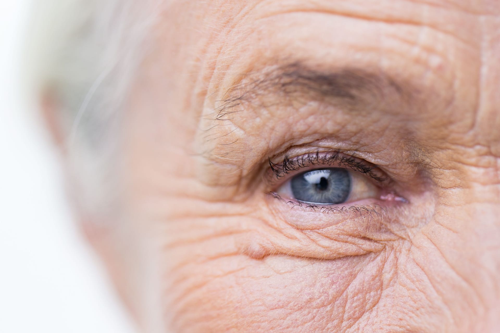 Zoom auf die Augen: An ihnen lässt sich eine Demenz-Erkrankung früh erkennen.