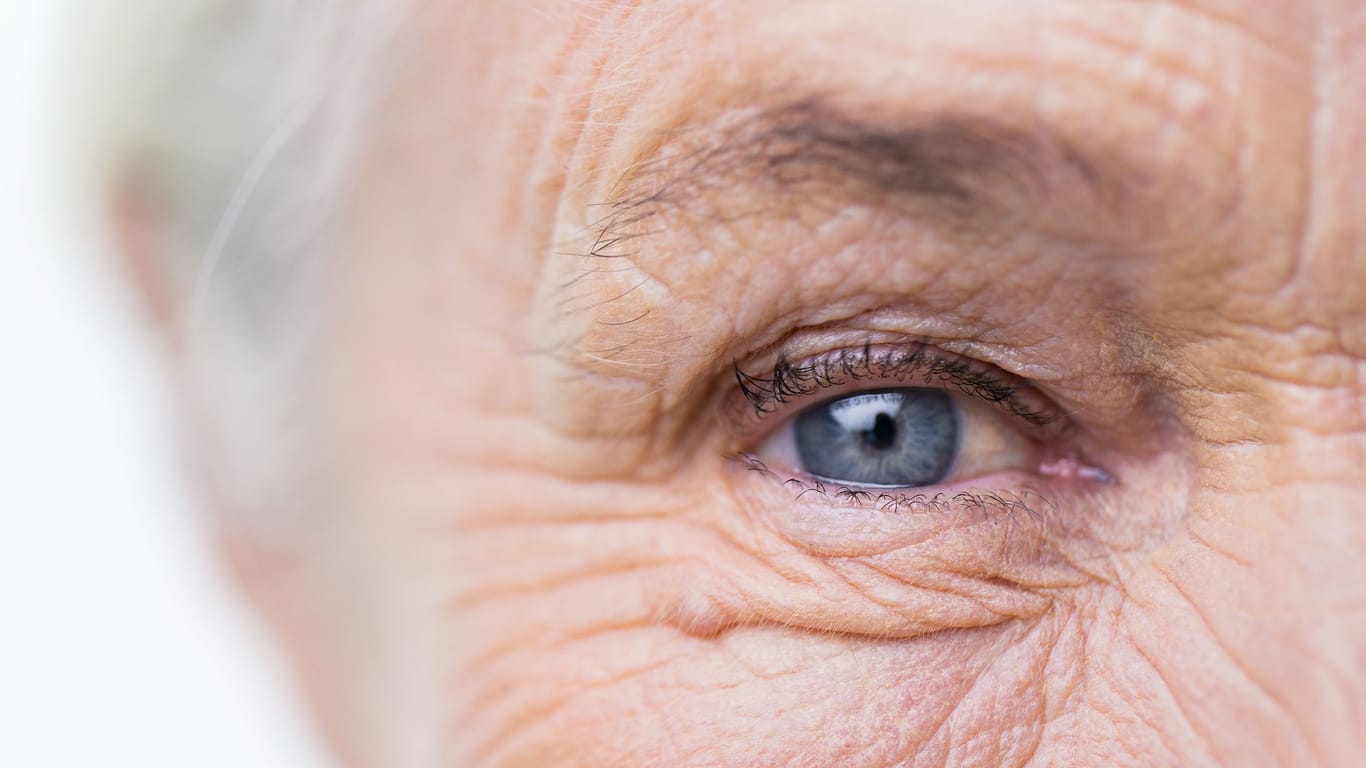 Zoom auf die Augen: An ihnen lässt sich eine Demenz-Erkrankung früh erkennen.