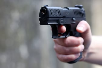Ein Mann hält eine Pistole in der Hand (Symbolbild): Der Täter konnte unerkannt flüchten.