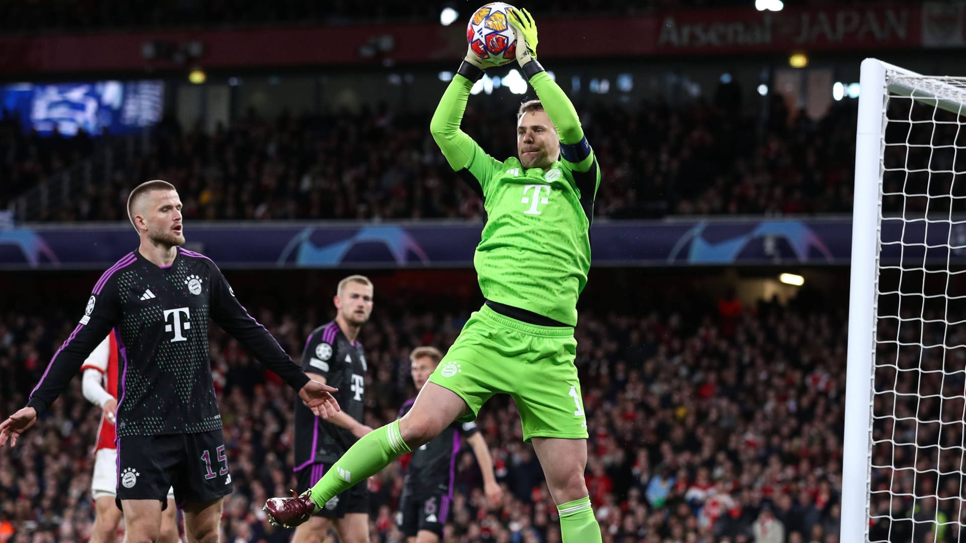 Manuel Neuer: Beim 0:1 und beim 2:2 konnte er nichts machen. Parierte stark gegen White und verhinderte damit das 0:2 (16.). Half Bayern mit der Ruhe und Sicherheit, die er ausstrahlte durch eine schwierige Phase. Spielte auch unter Druck wie gewohnt mit und leitete so einen gefährlichen Konter ein (68.). Note 3