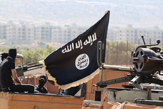 Kämpfer mit Flagge des "Islamischen Staates" im Irak: Jugendliche in NRW und Baden-Württemberg fühlten sich vom Terror inspiriert.