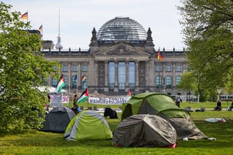 Seit Montag haben Pro-Palästina-Aktivisten ein Protestcamp vor dem Reichstagsgebäude aufgebaut: Wo der Kongress stattfindet, wird noch bekanntgegeben.