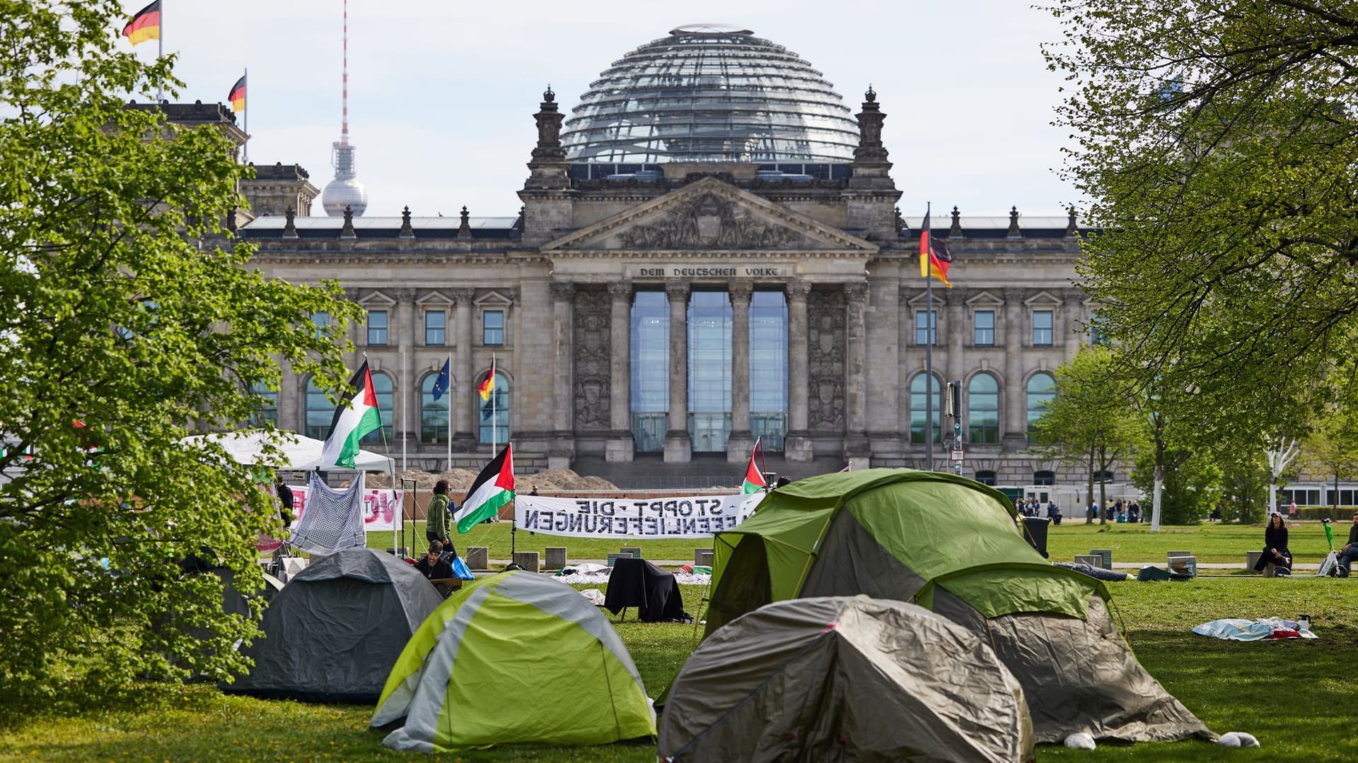 Seit Montag haben Pro-Palästina-Aktivisten ein Protestcamp vor dem Reichstagsgebäude aufgebaut: Wo der Kongress stattfindet, wird noch bekanntgegeben. Seit Montag haben Pro-Palästina-Aktivisten ein Protestcamp vor dem Reichstagsgebäude aufgebaut: Wo der Kongress stattfindet, wird noch bekanntgegeben.