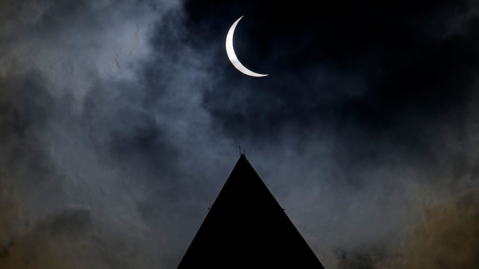 Die Sonnenfinsternis über dem Washington Monument in Washington D.C.: In vielen Teilen Nordamerikas verdunkelte sich am Montag der Himmel.