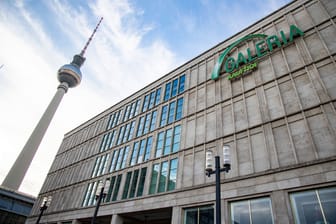 Eine Galeria-Filiale und der Fernsehturm am Alexanderplatz (Archivbild): In Berlin sollen insgesamt drei Kaufhäuser von Schließungen betroffen sein.
