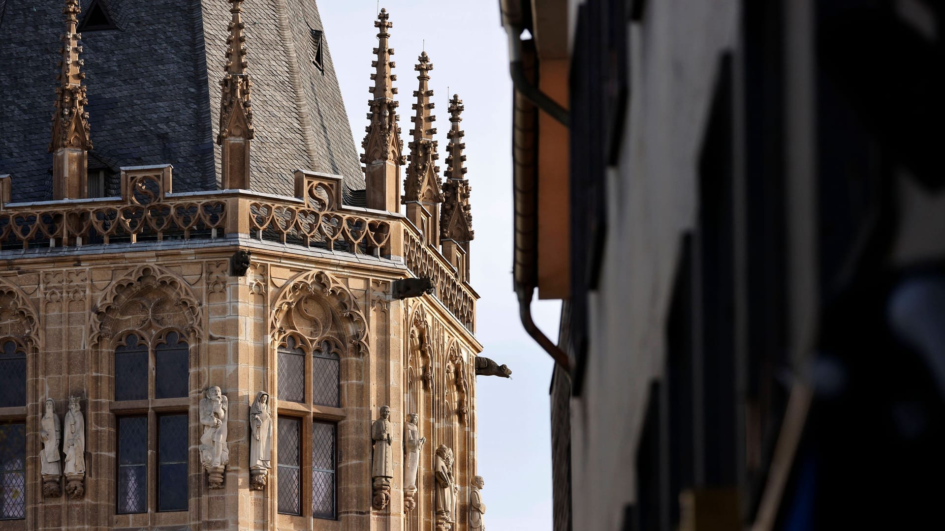 Das historische Kölner Rathaus, im Zentrum der Innenstadt (Symbolbild): Die Fassade des alten Gebäudes weist erneut Schäden auf.