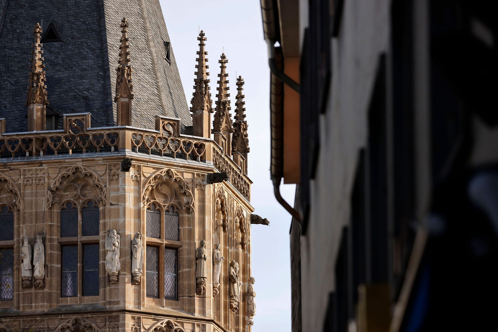 Das historische Kölner Rathaus, im Zentrum der Innenstadt (Symbolbild): Die Fassade des alten Gebäudes weist erneut Schäden auf.