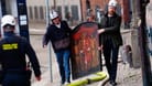 Rettung in Kopenhagen: Menschen tragen ein Gemälde aus dem brennenden Gebäude der Börse.