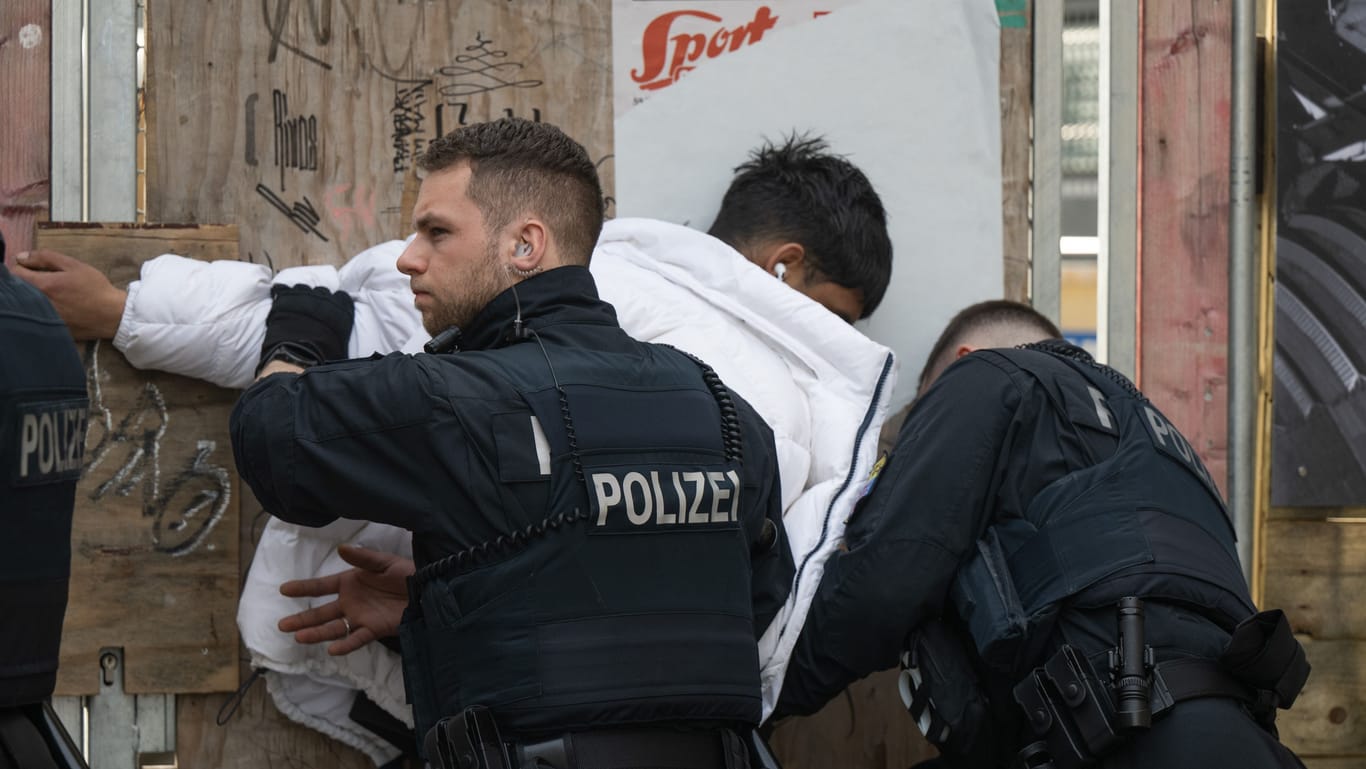 Polizisten durchsuchen im Rahmen einer Großkontrolle im Bahnhofsviertel von Frankfurt am Main Verdächtige.