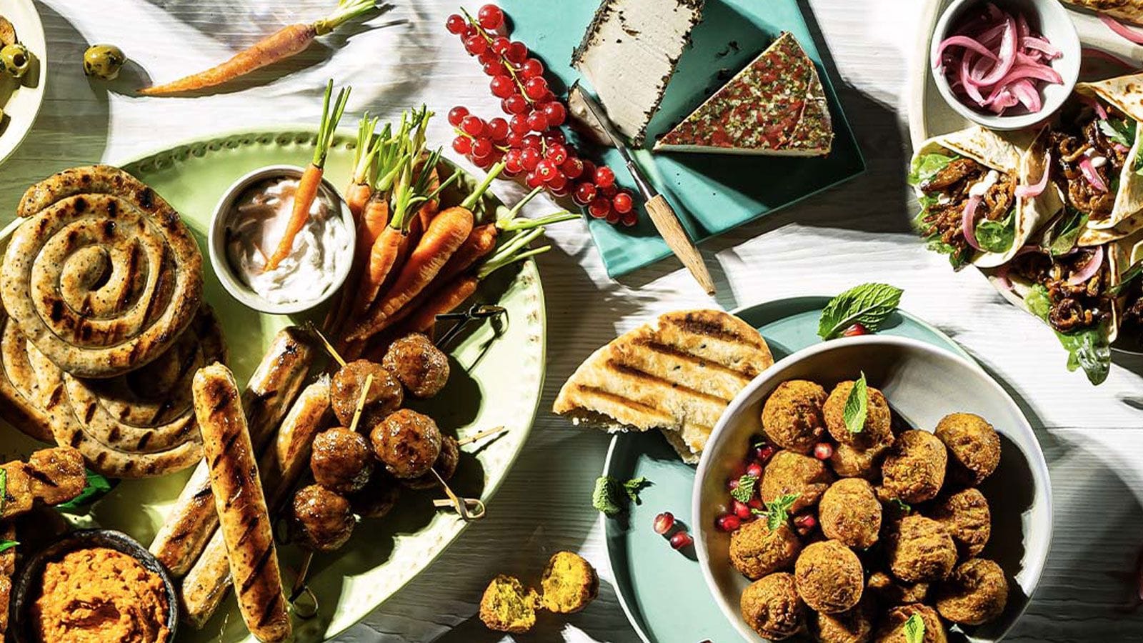 Tipp für die Grillsaison: Einfach mal pflanzliche Produkte ausprobieren und mit Freunden und Familie genießen – Sie werden sehen, es schmeckt allen!