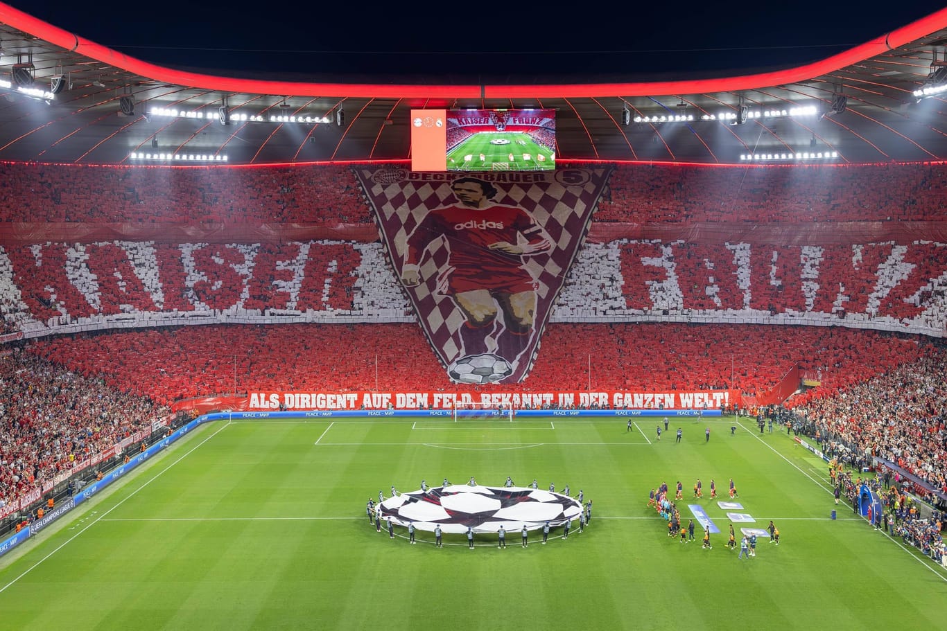 Beeindruckende Choreographie: Die Fans des FC Bayern ehrten Franz Beckenbauer vor dem Hinspiel im Champions-League-Halbfinale.