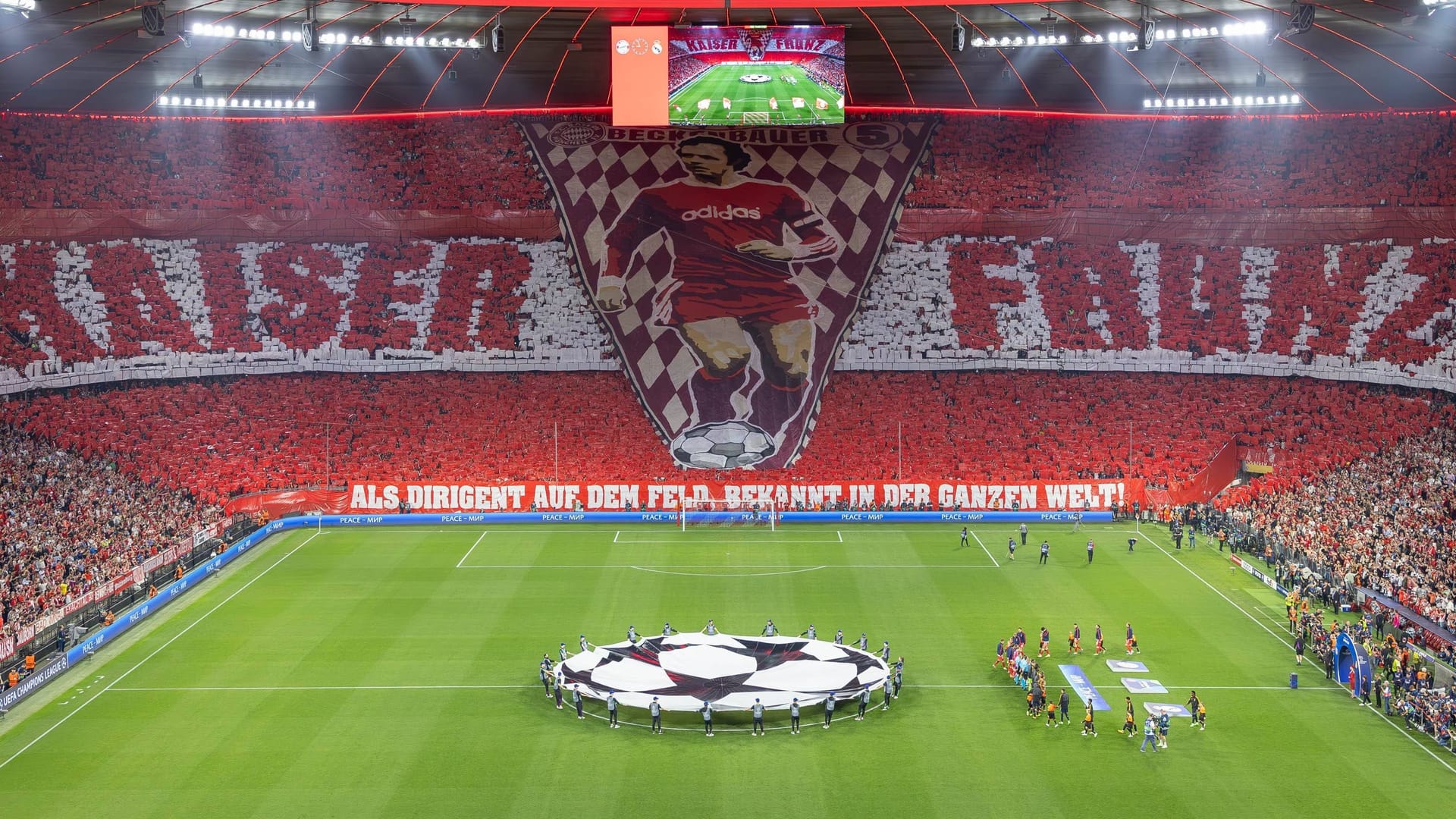 Beeindruckende Choreographie: Die Fans des FC Bayern ehrten Franz Beckenbauer vor dem Hinspiel im Champions-League-Halbfinale.