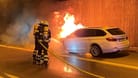 Feuerwehreinsatz im Allacher Tunnel: Die Insassen des brennenden Fahrzeugs konnten sich rechtzeitig in Sicherheit bringen.