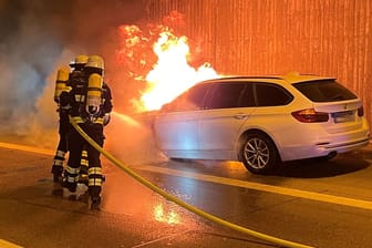 Feuerwehreinsatz im Allacher Tunnel: Die Insassen des brennenden Fahrzeugs konnten sich rechtzeitig in Sicherheit bringen.