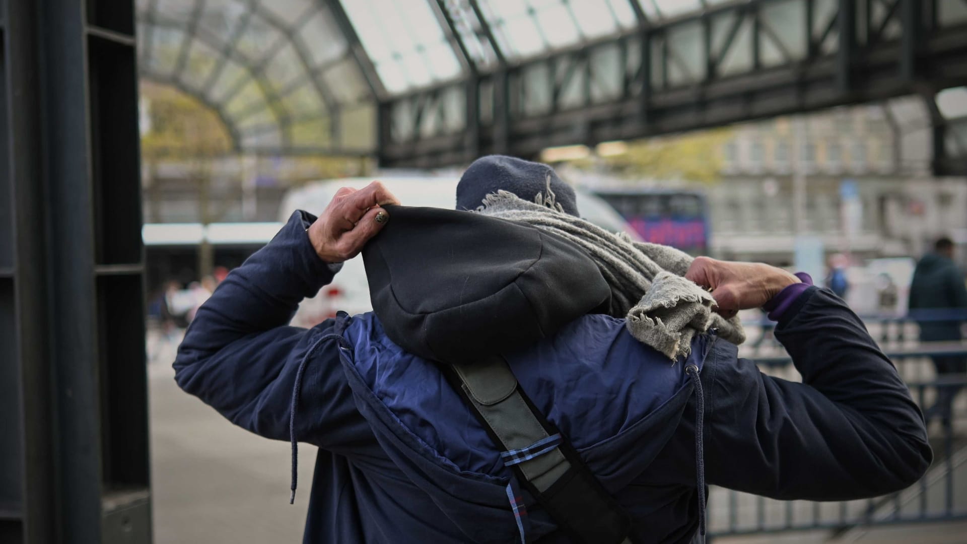 Franziska hat seit Jahrzehnten ein Suchtproblem. Hin und wieder vertreibt sie sich die Zeit am Hauptbahnhof in Hamburg. Von vorne wollte sie sich nicht fotografieren lassen.