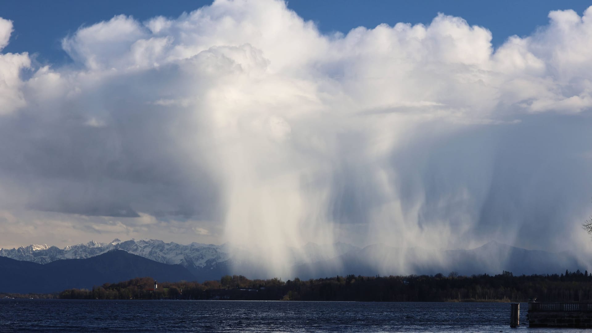 Regen und Sonne über dem Starnberger See: Am Wochenende zeigt sich das Wetter frühsommerlich.