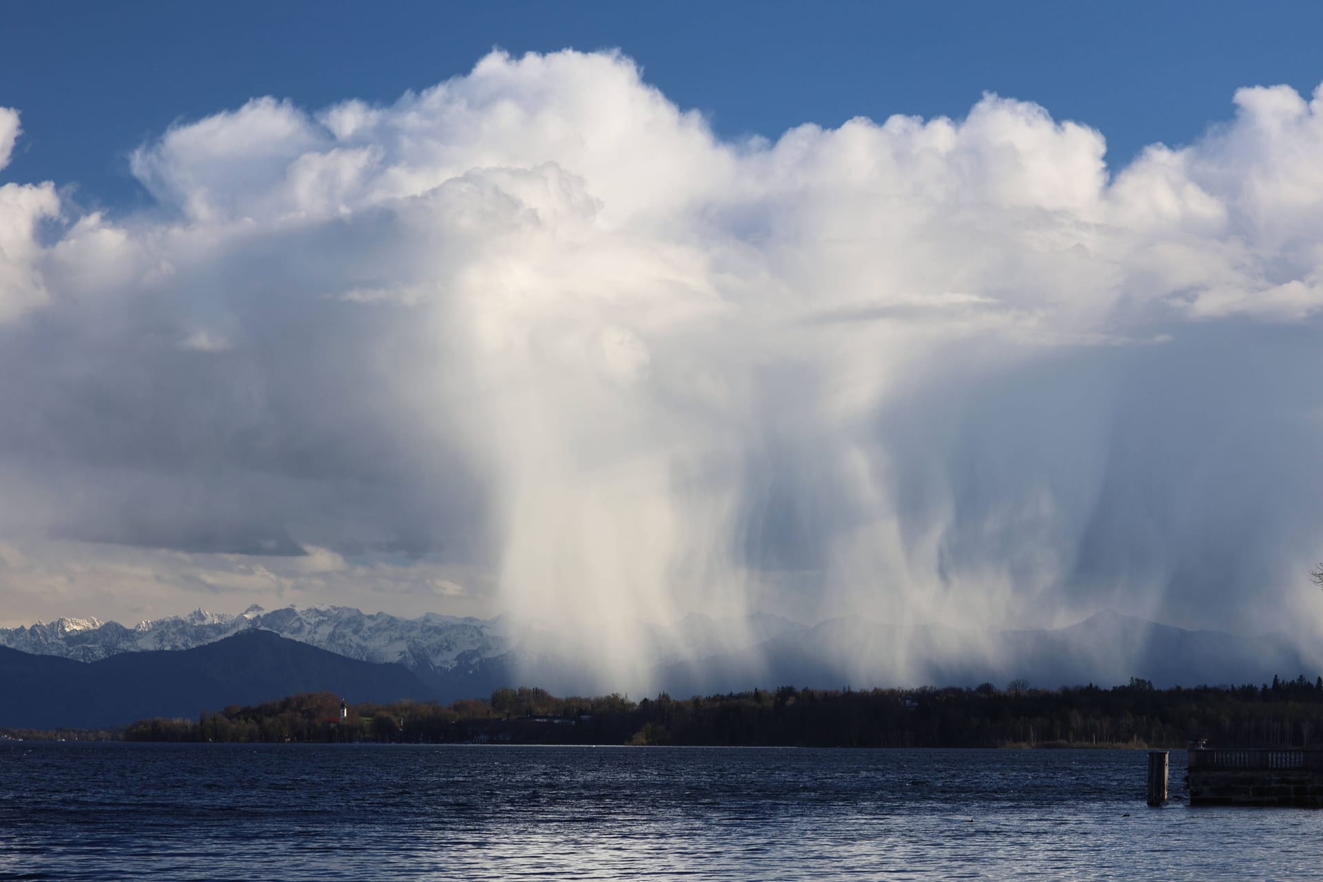 Regen und Sonne über dem Starnberger See: Am Wochenende zeigt sich das Wetter frühsommerlich.