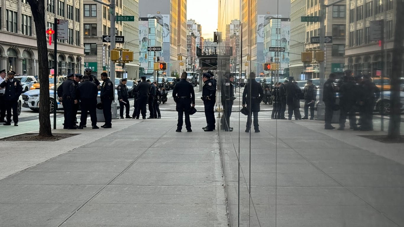Außergewöhnliche Lage: Die New Yorker Polizei muss einen angeklagten Präsidenten schützen.
