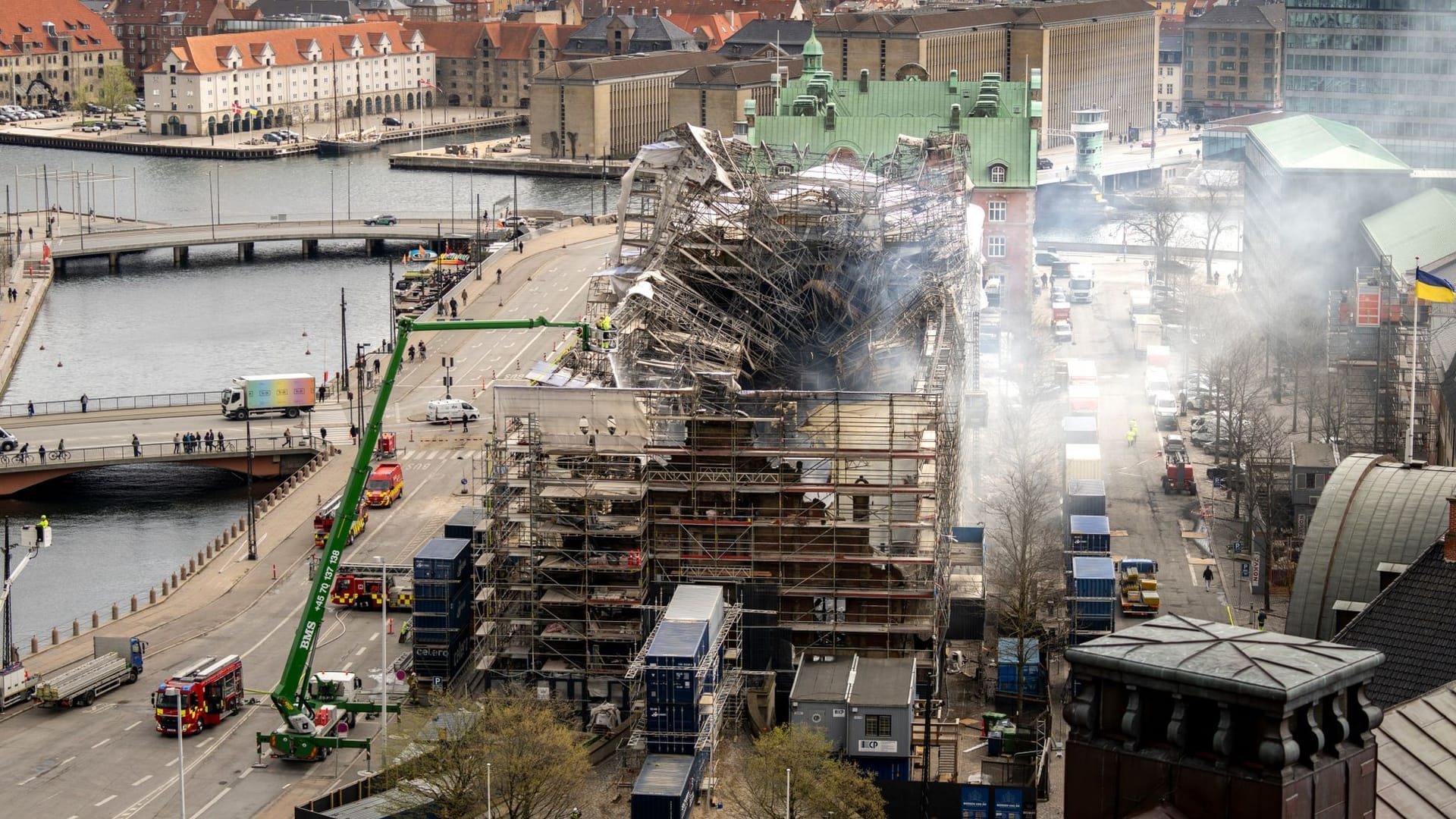 Einsturz in der ausgebrannten Börse in Kopenhagen: Teile des historischen Gebäudes sind nach einem Großbrand zusammen gebrochen.