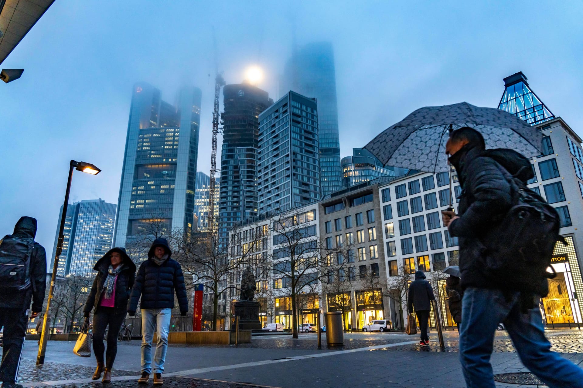 Regentage am Goetheplatz (Symbolfoto): In der kommenden Woche soll es wieder grau in der Hessen-Metropole werden.