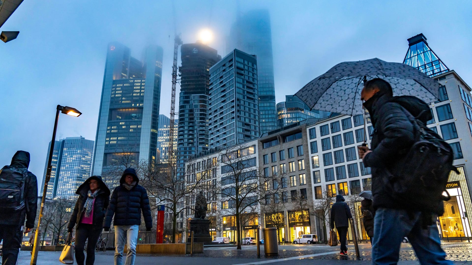 Regentage am Goetheplatz (Symbolfoto): In der kommenden Woche soll es wieder grau in der Hessen-Metropole werden.