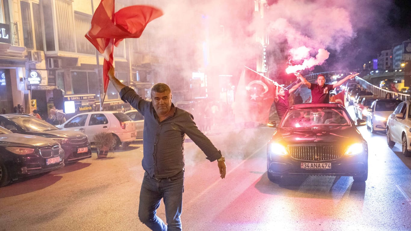 Partystimmung bei der Opposition: In der Türkei feiern am Sonntag nach der Kommunalwahl die Anhänger der CHP.