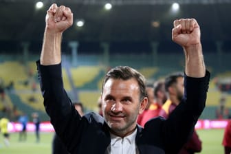 Galatasaray-Trainer Okan Buruk feiert seinen ungewöhnlichen Pokalsieg: Die Partie gegen Fener war früh vorbei.