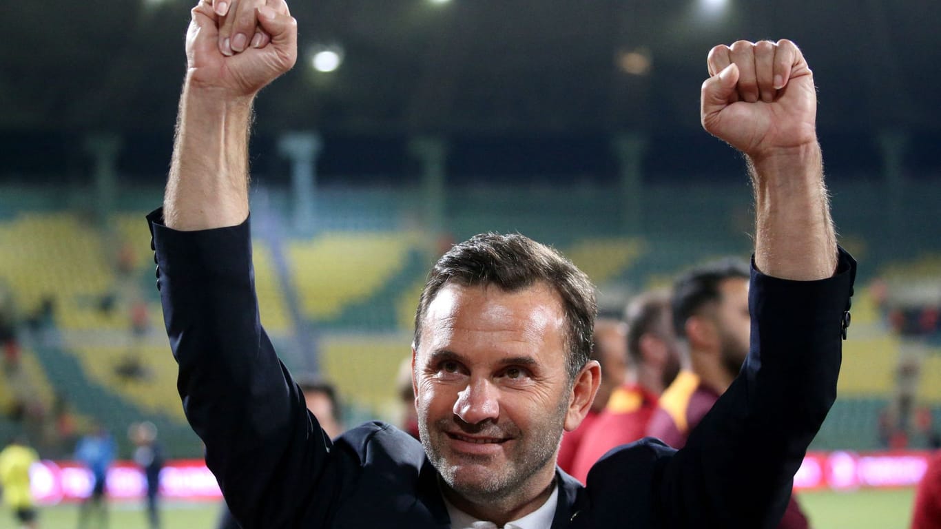 Galatasaray-Trainer Okan Buruk feiert seinen ungewöhnlichen Pokalsieg: Die Partie gegen Fener war früh vorbei.