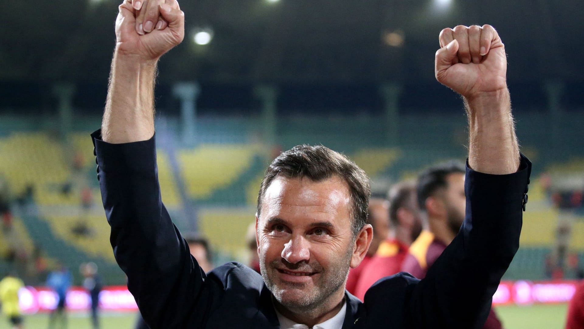 Galatasaray-Trainer Okan Buruk feiert seinen ungewöhnlichen Pokalsieg: Die Partie gegen Fener war früh vorbei.