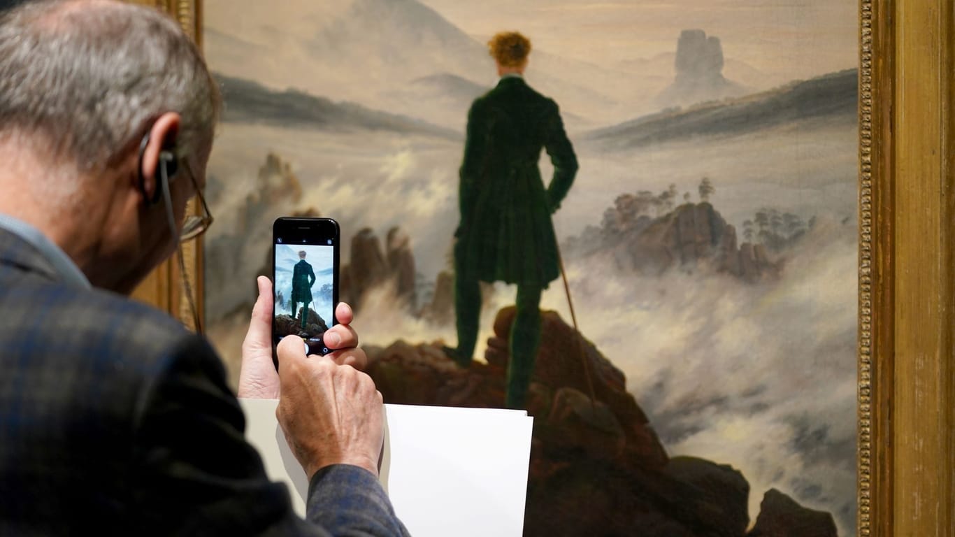 Mann fotografiert das Werk "Wanderer über dem Nebelmeer" von Caspar David Friedrich: So viel Zustrom hatte die Hamburger Kunsthalle noch nie.