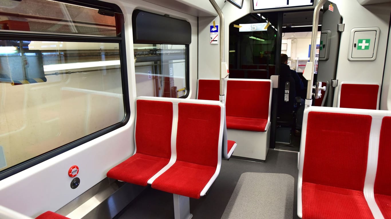 Die neuen Bahnen sind mit gepolsterten Sitzen und einer höheren Lehne im Vergleich zu älteren Modellen ausgestattet.