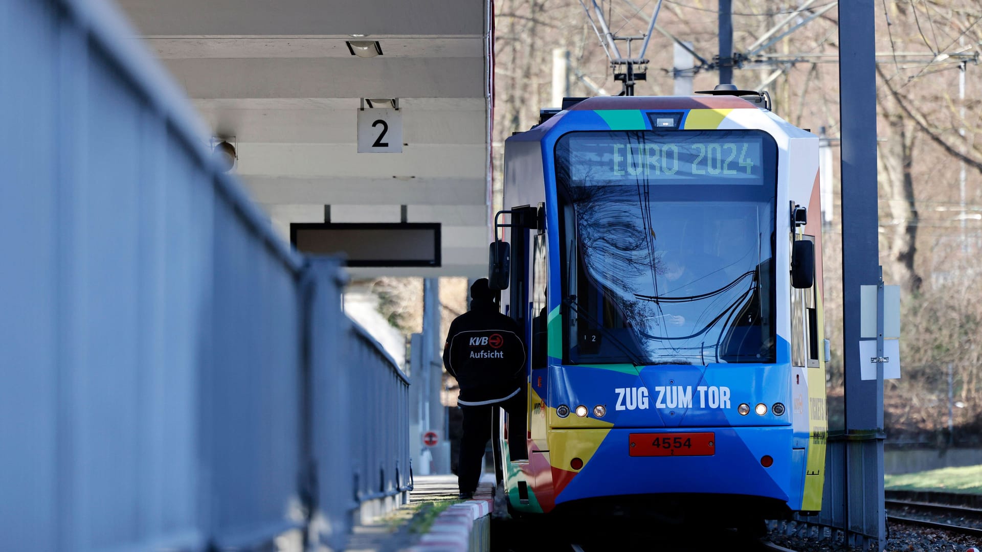 Eine Straßenbahn im EM-Design: In Köln setzt man alle Hoffnungen in den ÖPNV.