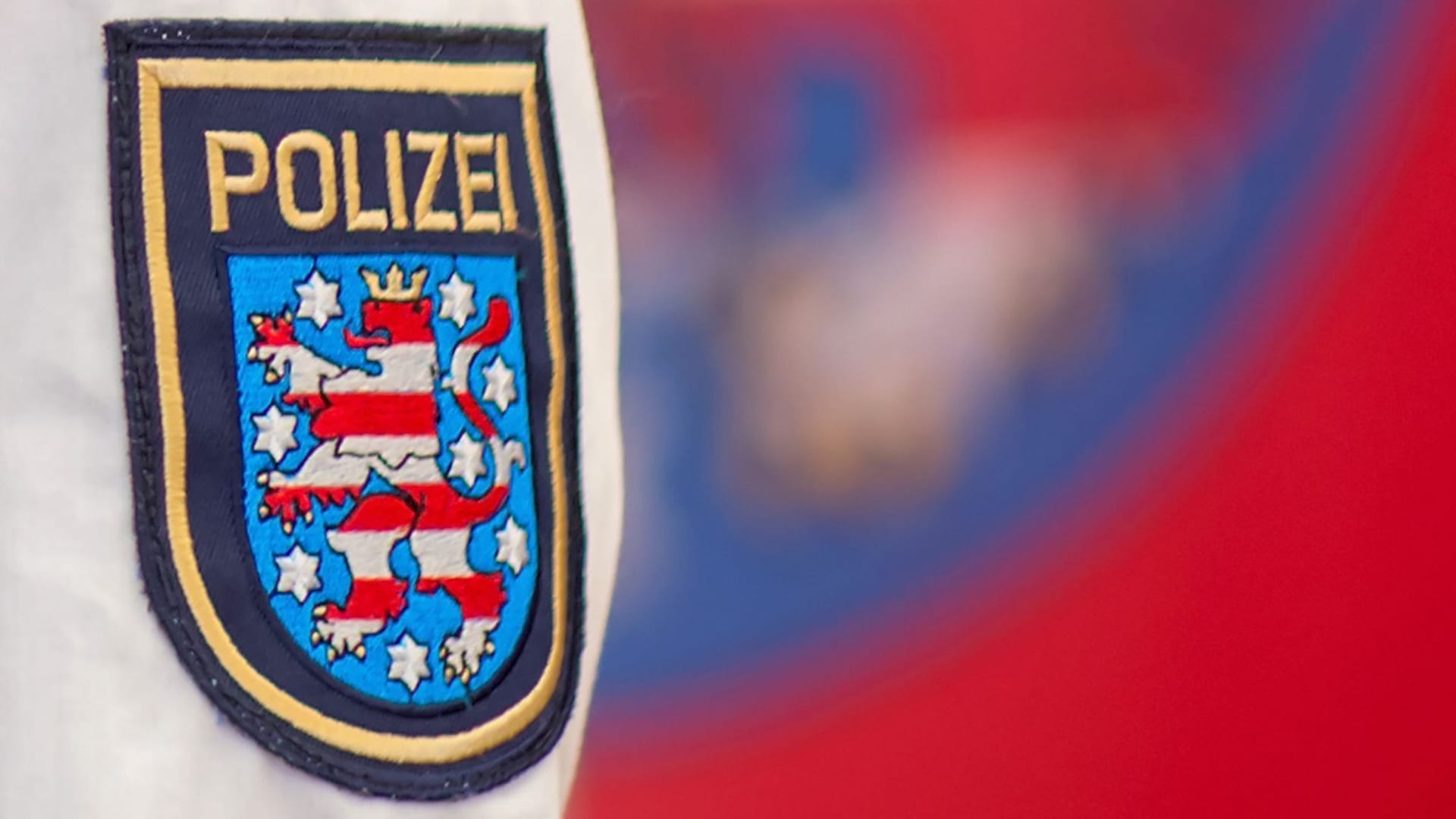 Ärmelabzeichen der Thüringer Polizei (Archivbild): Ein 57-jähriger Beamter ist nach einem Einsatz gestorben.