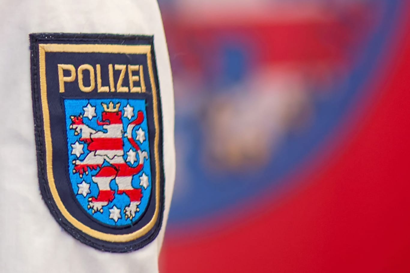 Ärmelabzeichen der Thüringer Polizei (Archivbild): Ein 57-jähriger Beamter ist nach einem Einsatz gestorben.