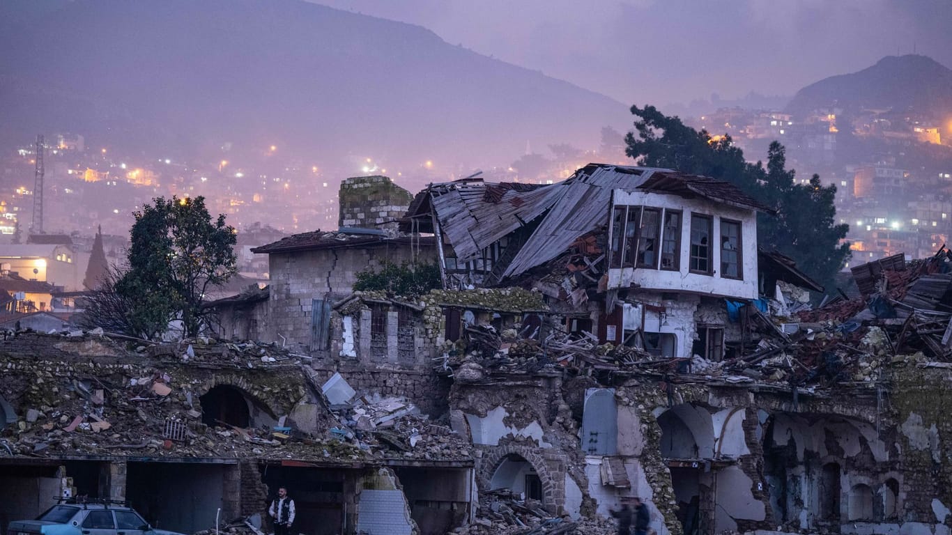 Trümmer zerstörter Wohnhäuser in der Innenstadt von Antakya: In der Türkei und Syrien waren am 6. Februar 2023 Zehntausende Menschen bei einem Eredbeben ums Leben gekommen.