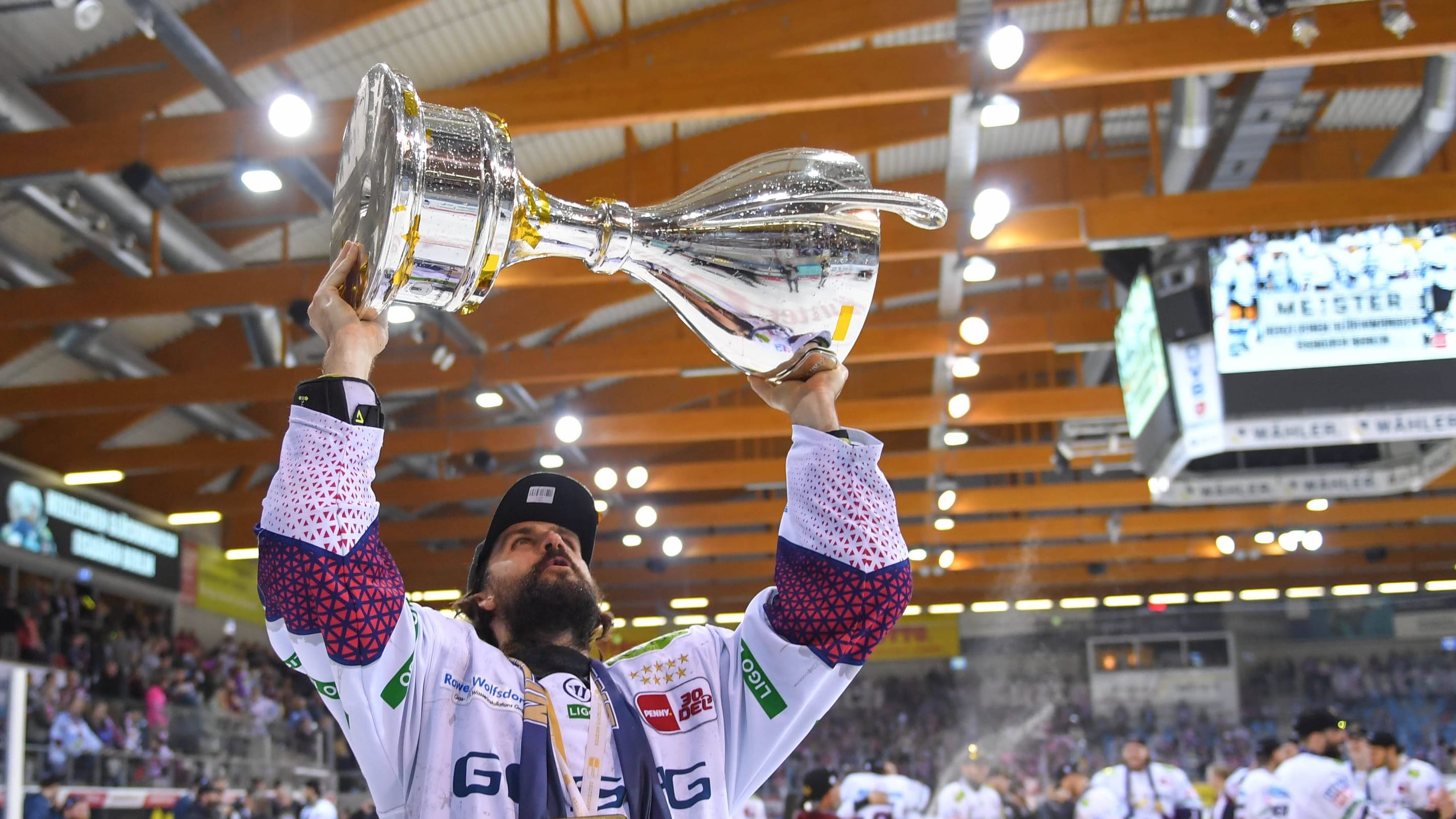 Eishockey: Eisbären Berlin schrotten Meisterpokal der DEL
