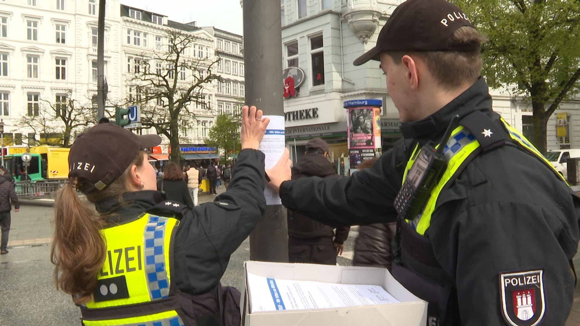 Polizisten hängen einen Zettel für eine Zeugensuche auf: Am Steindamm gab es ein versuchtes Tötungsdelikt am frühen Ostersonntag. Polizisten hängen einen Zettel für eine Zeugensuche auf: Am Steindamm gab es ein versuchtes Tötungsdelikt am frühen Ostersonntag.