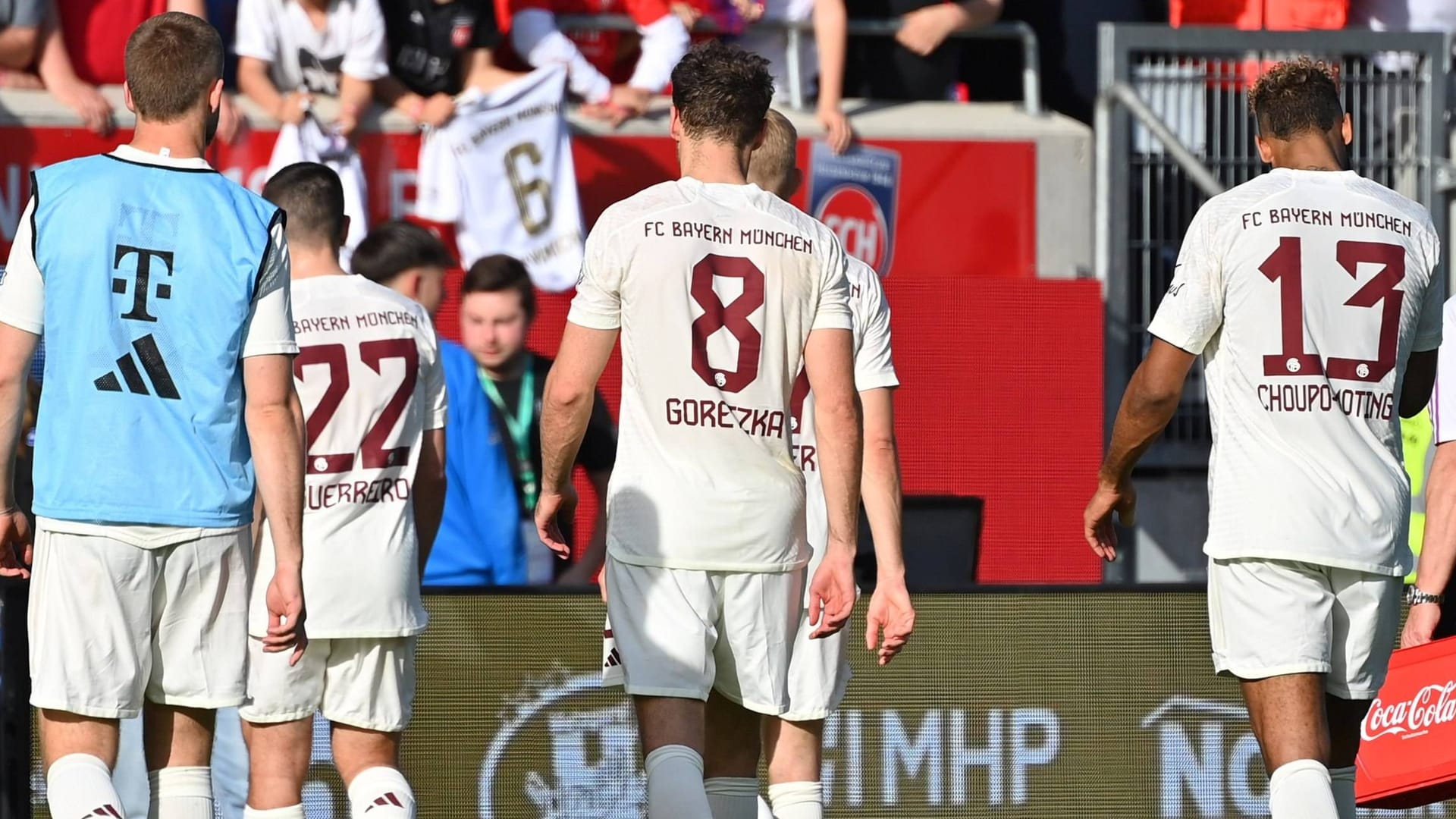 Frustriert: Die Bayern-Spieler gehen nach dem 2:3 in Heidenheim in die Kabine.