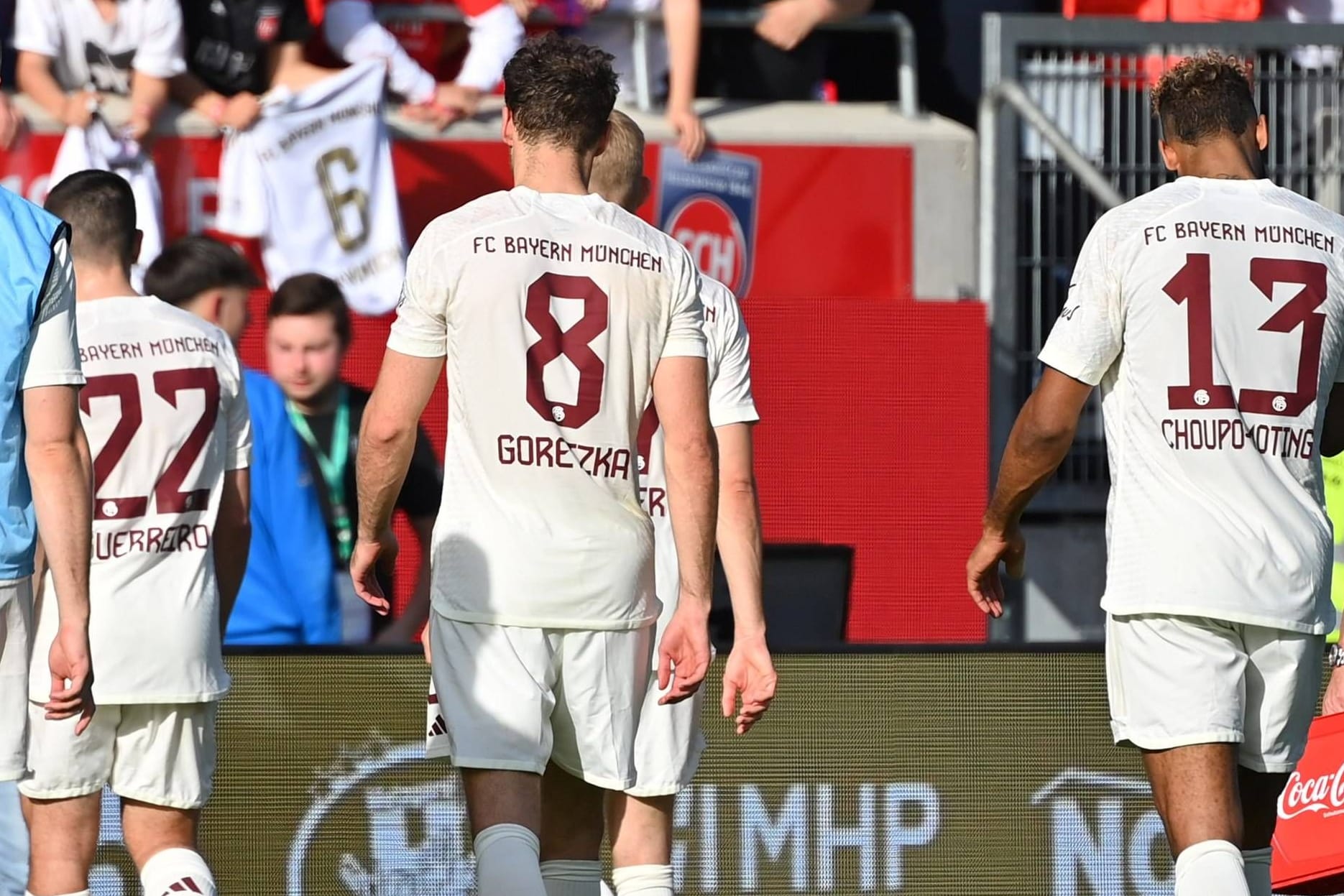 Frustriert: Die Bayern-Spieler gehen nach dem 2:3 in Heidenheim in die Kabine.