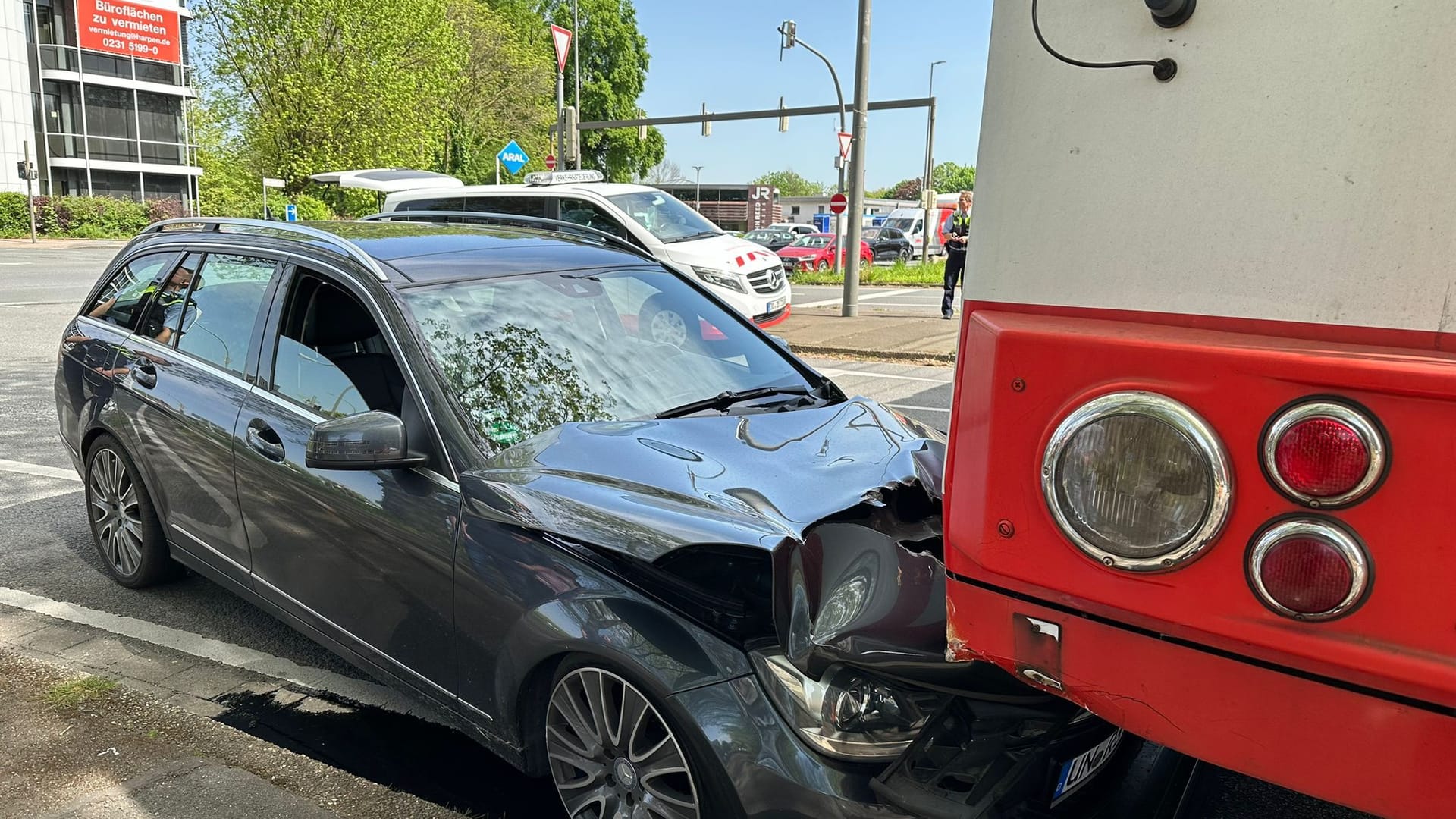 Zerbeulter Pkw auf der B1: Das Fahrzeug hat sich mit der Vorderfront unter die Stadtbahn geschoben. Zerbeulter Pkw auf der B1: Das Fahrzeug hat sich mit der Vorderfront unter die Stadtbahn geschoben.