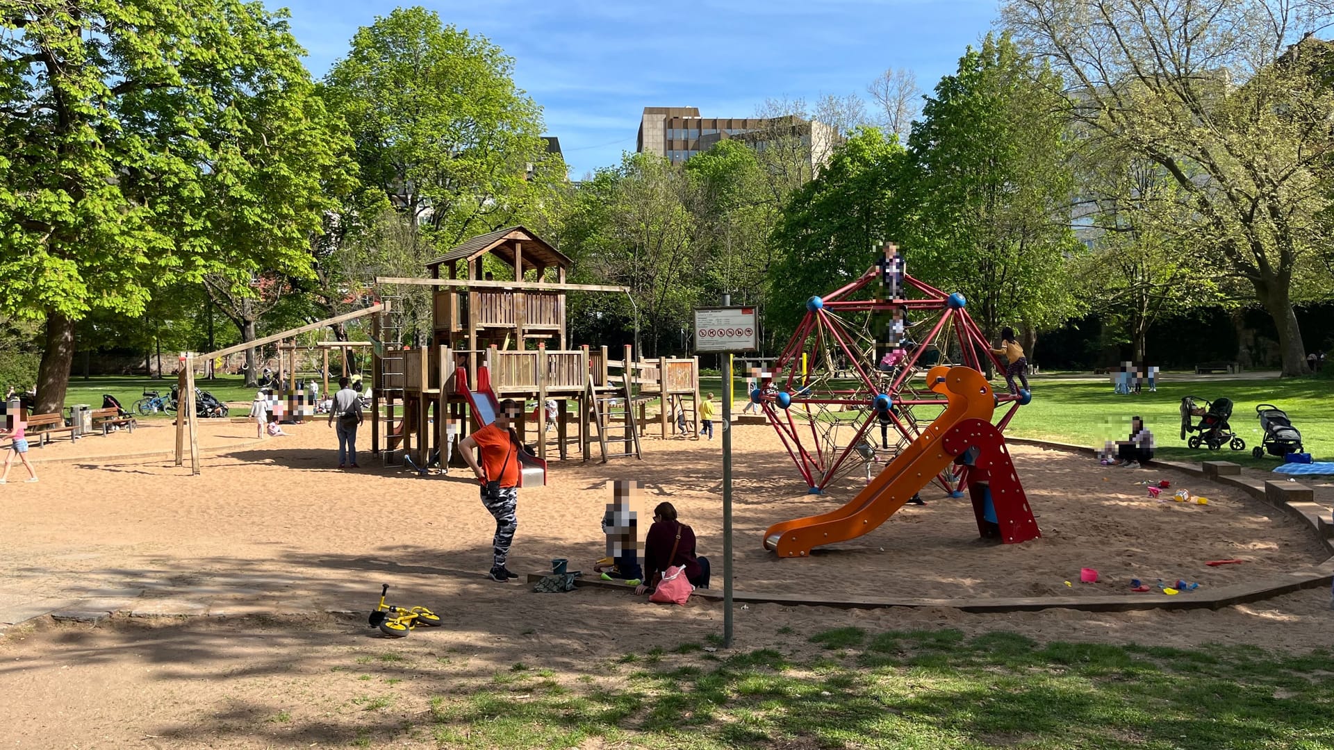 Der Spielplatz im Rosenaupark: Ein 13-Jähriger und seine 18-jährige Schwester wurden verletzt. Der Spielplatz im Rosenaupark: Ein 13-Jähriger und seine 18-jährige Schwester wurden verletzt.