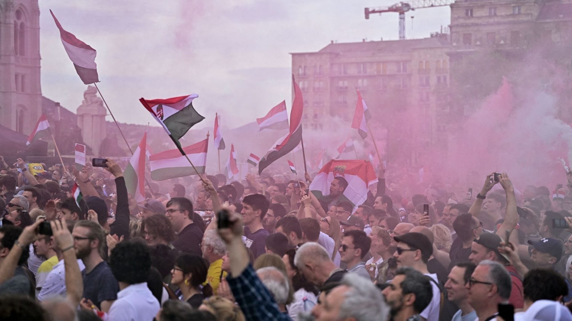 Massenprotest in Budapest: Zehntausende Ungarn stellen sich gegen Orbán