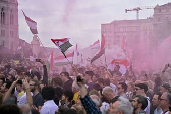 Unruhe in Budapest: Der ehemalige Insider der ungarischen Regierungspartei Fidesz, Peter Magyar, führt eine Demonstration gegen den ungarischen Ministerpräsidenten Viktor Orbán an.
